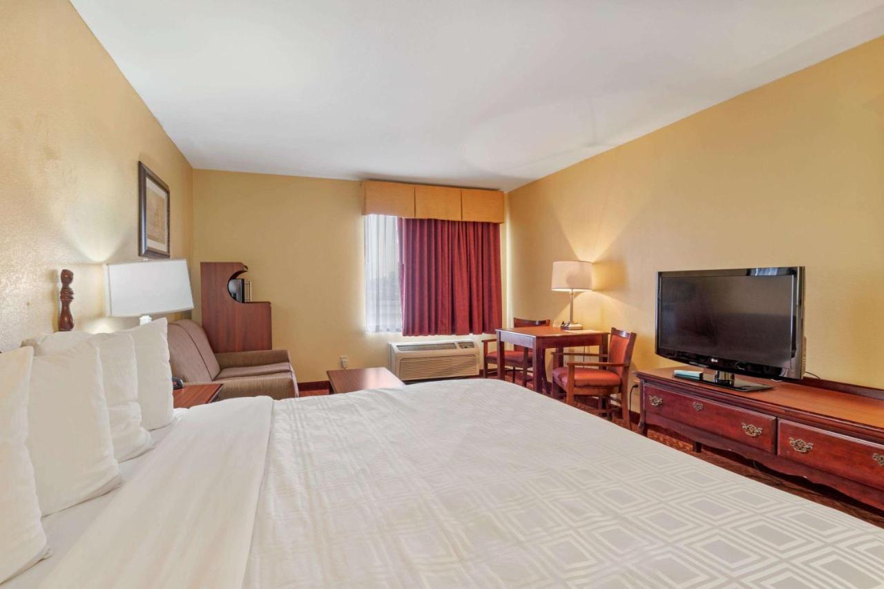 Western Clearlake Plaza 3*